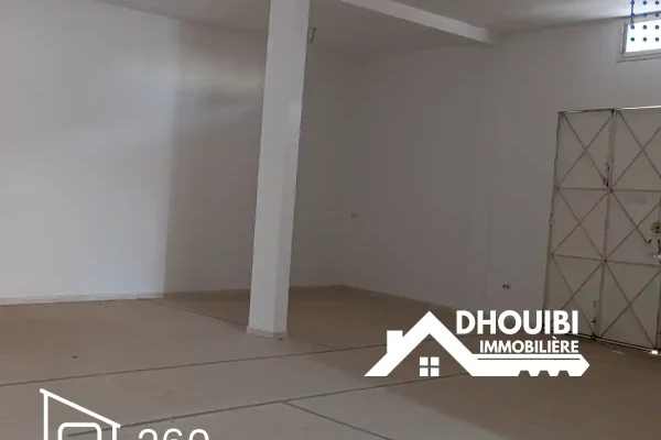 Deux garages à vendre à Kairouan avec un plancher inachevé.